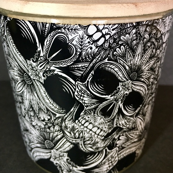 Halloween Gothic Twilight Skulls 2 Wick Candle - Picture 3 of 6